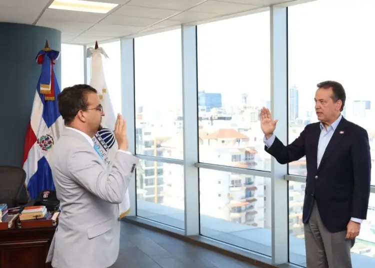 Juramentan nuevo director ejecutivo de ProCompetencia