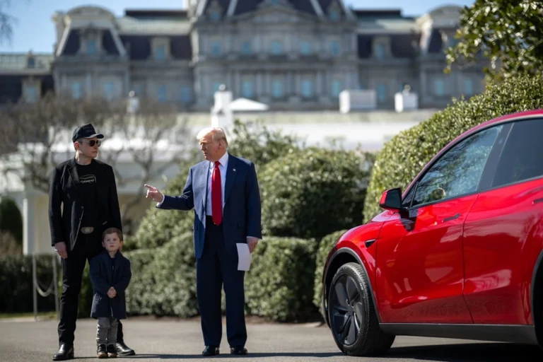 Donald Trump se sube a un Tesla en la Casa Blanca para subrayar su apoyo a Elon Musk