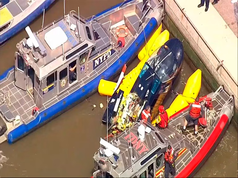 Helicóptero cae al río Hudson en NY y mueren 6 personas