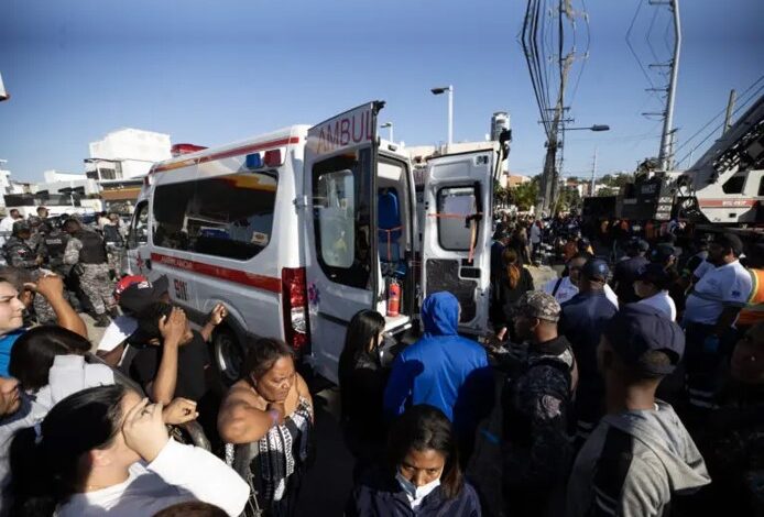 Ambulancia-en-tragedia-de-la-discoteca-Jet-Set--694x470