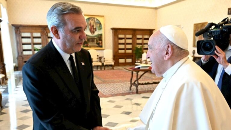 Presidente Abinader declara duelo oficial por fallecimiento del papa Francisco