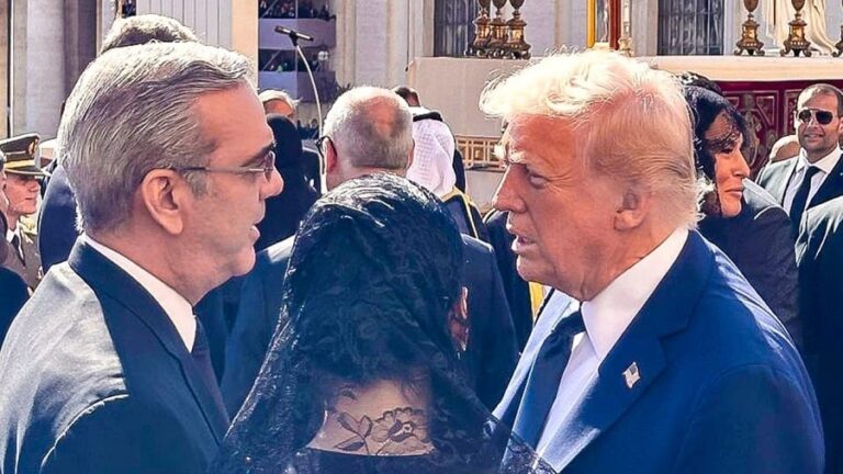 Presidente Abinader y Donald Trump conversan brevemente durante ceremonial dedicado al papa Francisco