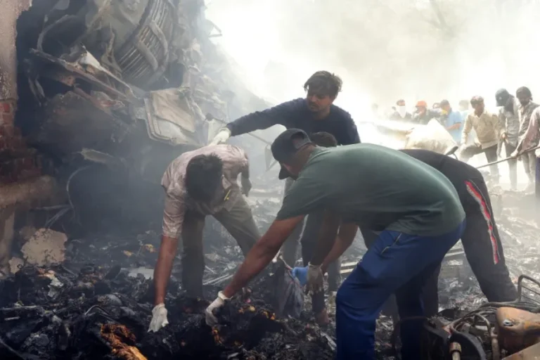 Un avión con 242 personas a bordo se estrella contra un edificio en India