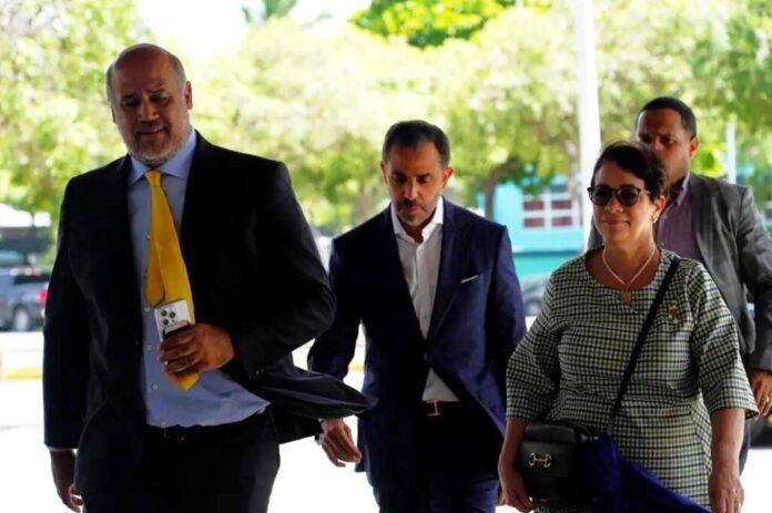 Antonio-Espaillat-y-su-hermana-Maribel-Espaillat-a-su-llegada-a-la-Procuraduria-General