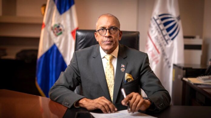 Contralor Félix Santana García.