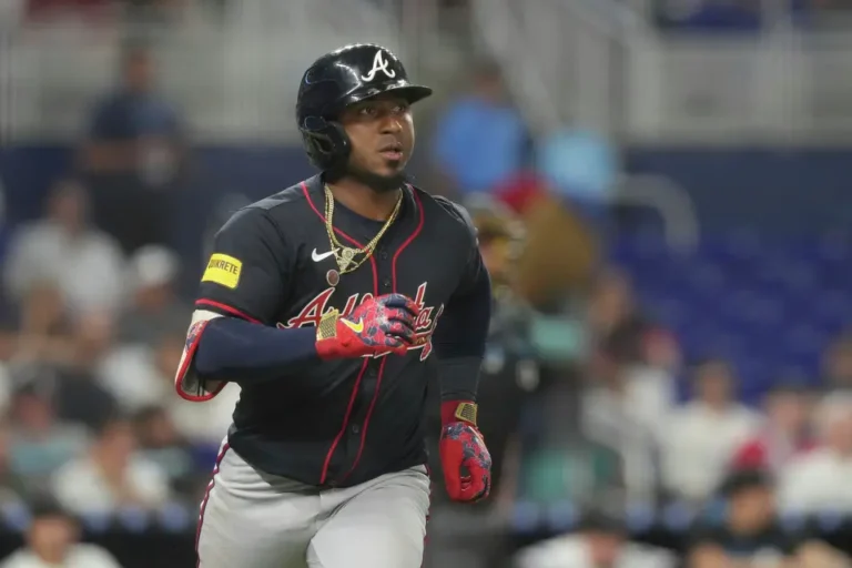 Albies conecta 2 vuelacercas, Bravos anotan 9 en la 9ª y aplastan 11-2 a Marlins