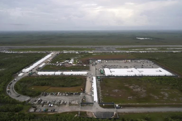 Alto funcionario de Florida dice que “Alcatraz de los Caimanes” quedará vacío en días, según email