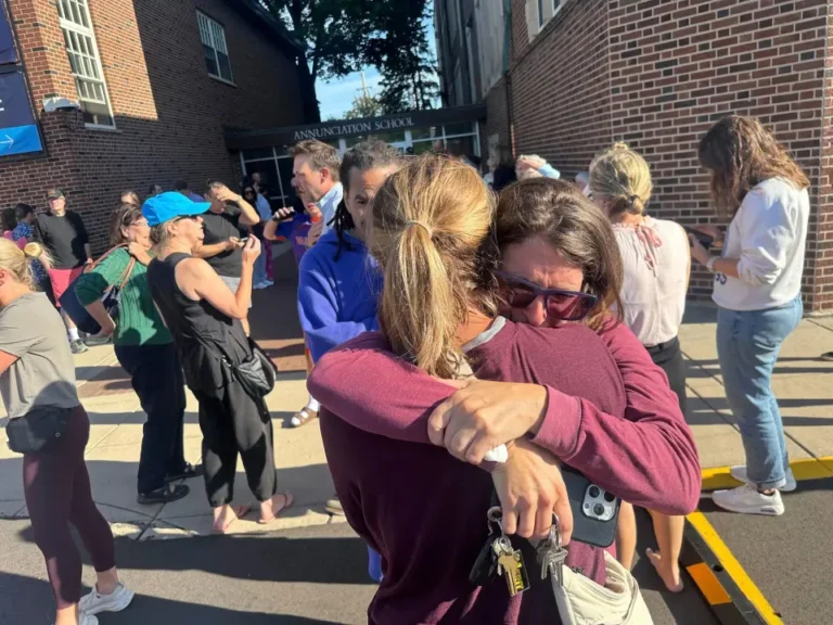 Minneapolis: tiroteo en escuela católica deja 3 muertos, incluido el agresor, y 17 heridos