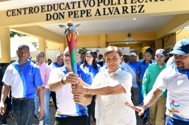 Antorcha de los Juegos Escolares Nacionales San Francisco 2025 recorre con entusiasmo el municipio de La Vega