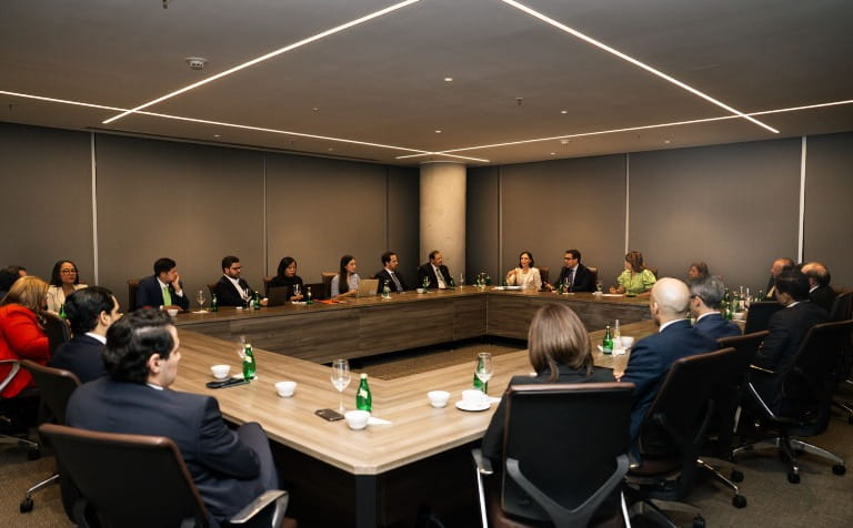 ABA recibe visita de representantes del BID y BID Invest para dialogar sobre prioridades del sistema bancario y financiero