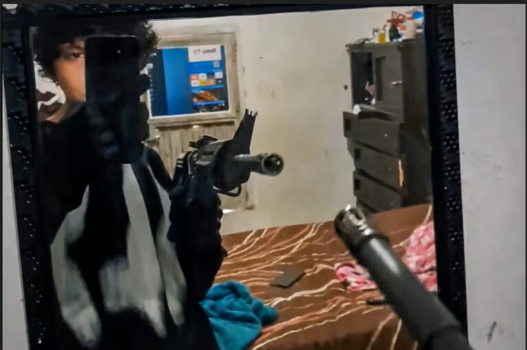 Adolescente mata con rifle a dos profesoras en México