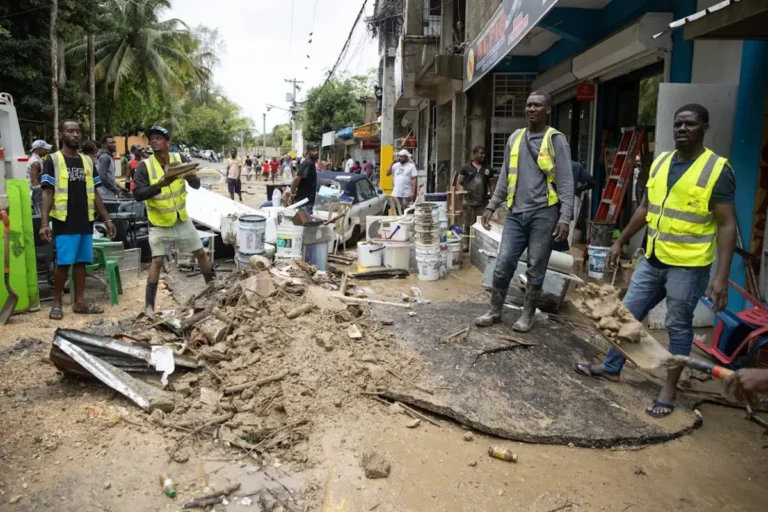 Lluvias dejan 4 muertos y más de 30 mil desplazados
