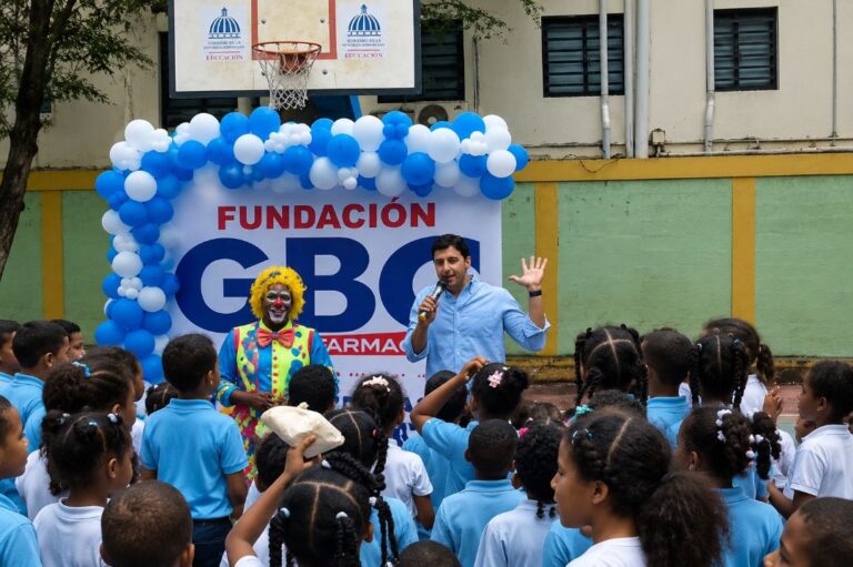Fundación GBC celebra cumpleaños a 37 niños de la Escuela Madame Germaine en El Millón y reconoce a estudiantes destacados