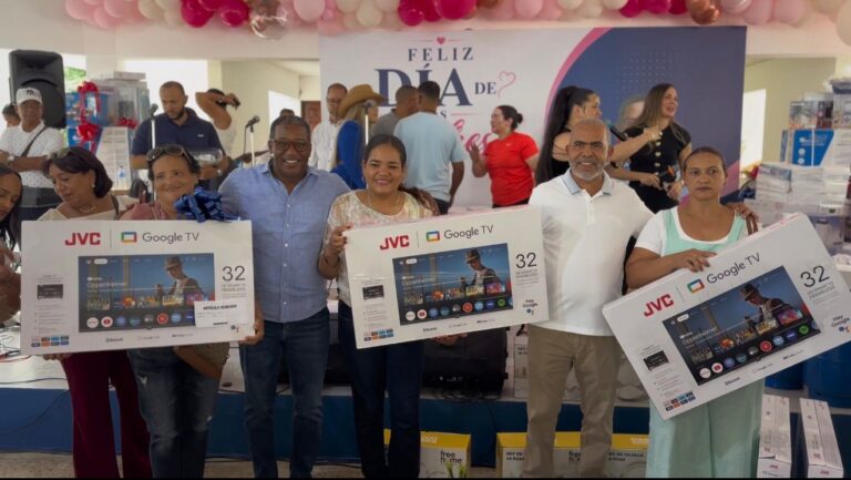 Agustín Burgos celebra Día de las Madres junto a más de 1,000 mujeres que respaldan su labor social en La Vega
