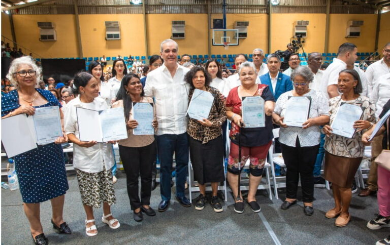 Presidente Luis Abinader entrega en Haina 1,279 títulos de propiedad y beneficia 6,385 personas