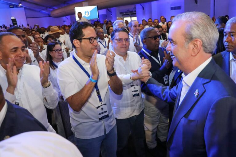 Presidente Abinader llama a cuidar al PRM con “humildad, unidad y determinación”