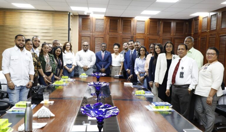 Contraloría inicia en Santiago primera socialización por región con representantes de las UAI