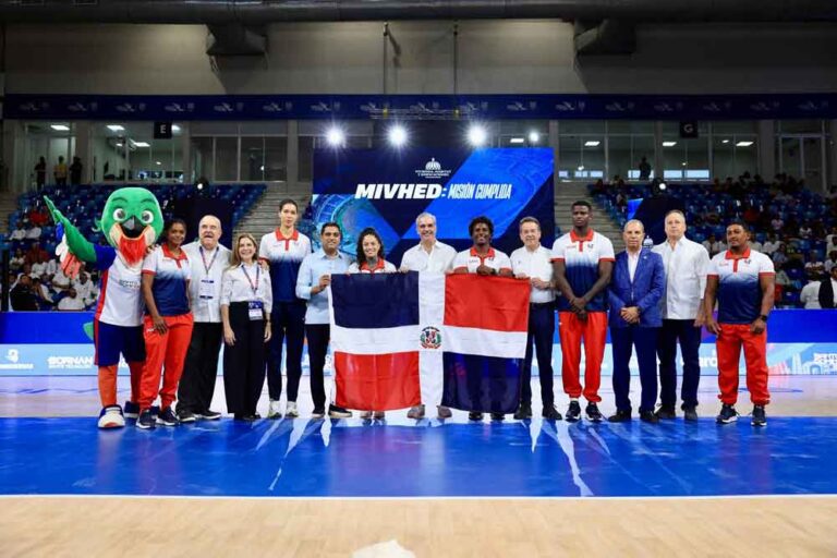 El presidente Luis Abinader abandera a los deportistas dominicanos